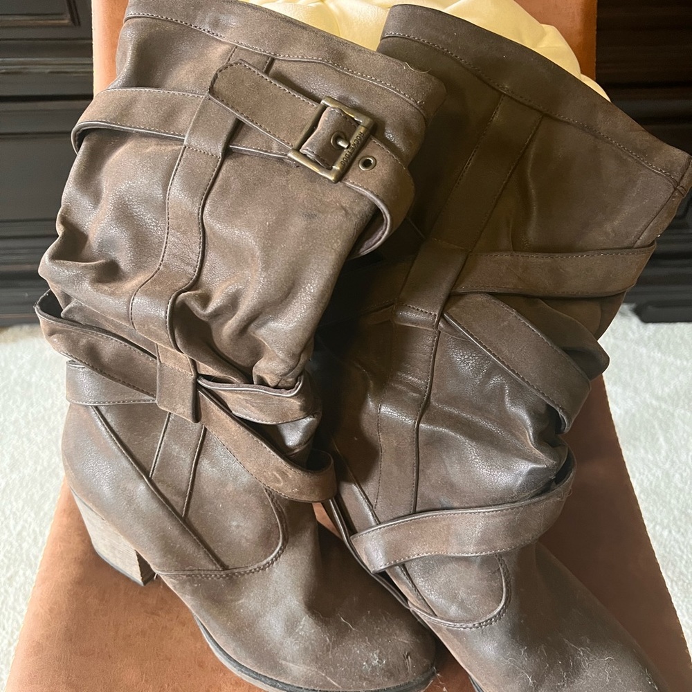 Woman’s size 10 boots